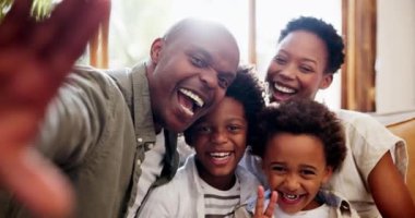 Mutlu siyah aile, kanepe ve selfie evde fotoğraf, resim ya da anı çekmek için rahatlayın. Afrikalı anne, baba ve çocukların yüzleri fotoğraf ya da sosyal medya için evdeki kanepede gülümsüyor.