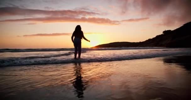 Meisje Kind Silhouet Zonsondergang Zee Spelen Spetteren Voeten Met Vrijheid — Stockvideo