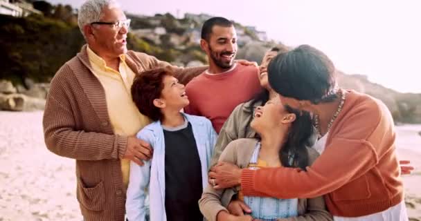 Sorriso Spiaggia Grande Famiglia Guardando Insieme Vista Una Vacanza Estiva — Video Stock