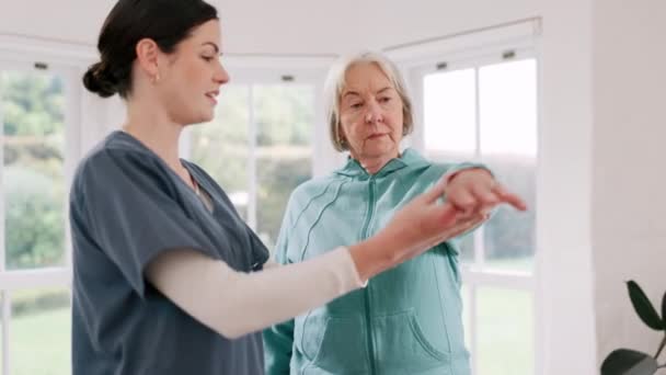 Mujer Médico Paciente Mayor Fisioterapia Fitness Ejercicio Terapia Juntos Hogar — Vídeos de Stock
