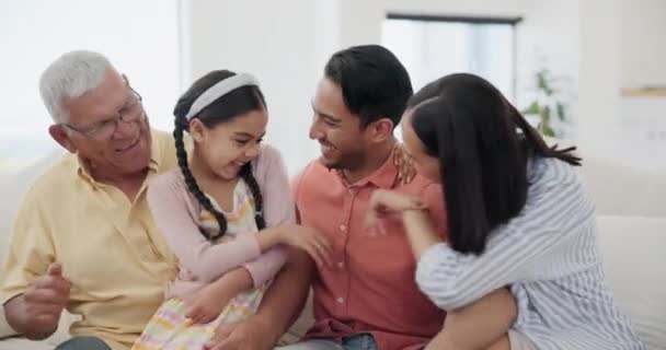 Glad Kittlande Och Barn Med Föräldrar Och Farfar Soffan Vardagsrummet — Stockvideo