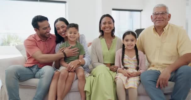 Glimlach Gezicht Kinderen Met Ouders Grootouders Samen Bank Woonkamer Gelukkig — Stockvideo
