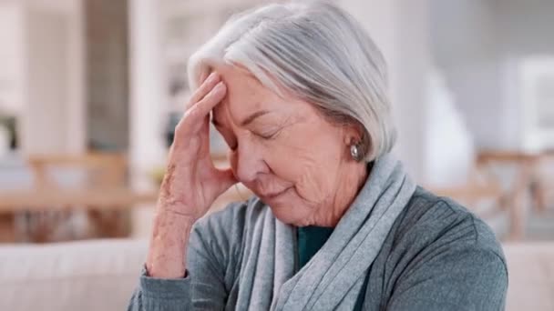 Stress Huvudvärk Och Äldre Kvinna Hemmet Med Psykisk Hälsa Depression — Stockvideo