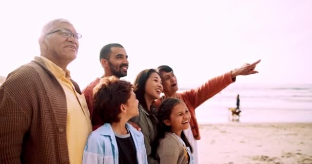 ハッピー ビーチ 大きな家族が夏休み アドベンチャーの景色を一緒に眺めています 週末の旅行で両親や祖父母と海や海に立っている笑顔 子供たち — ストック動画