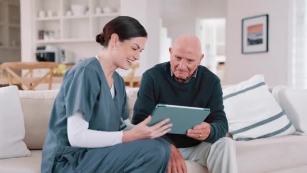 Starszy Mężczyzna Pielęgniarka Domowa Tablet Dla Wyników Opieki Zdrowotnej Mówiąc — Wideo stockowe