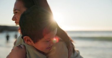 Çocuğum, ailenle kucaklaş, deniz kenarında özgürce tatil yap ve destekle. Kucaklaşın, genç çocuk ve çocuk annesi ve mutlu aile tatili ve deniz kenarında anne birlikte macerada..