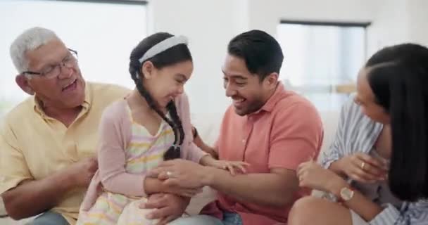 Feliz Cosquillas Niño Con Los Padres Abuelo Sofá Sala Estar — Vídeo de stock