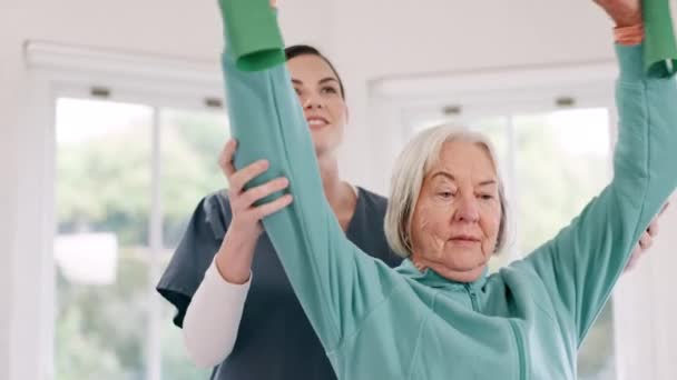 Žena Sestra Starší Pacient Pásmem Rezistence Fyzioterapii Fitness Nebo Cvičení — Stock video