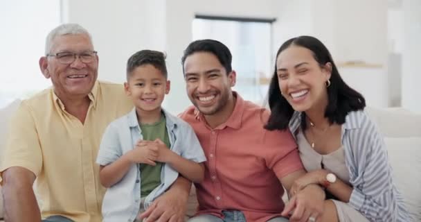 Šťastný Obličej Dítě Rodiči Dědečkem Pohovce Obývacím Pokoji Spolu Doma — Stock video