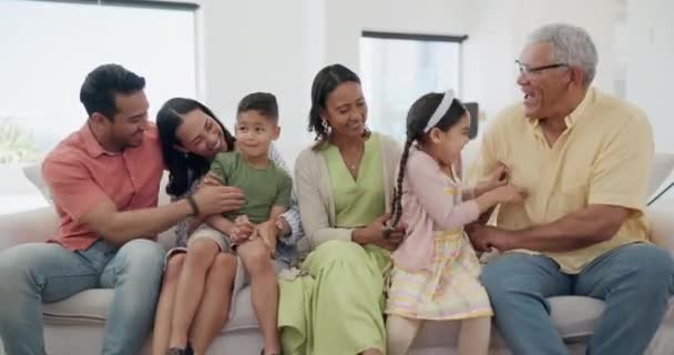 Szczęśliwy Łaskotanie Dzieci Rodzicami Dziadkami Kanapie Salonie Razem Uśmiech Śmiech — Wideo stockowe