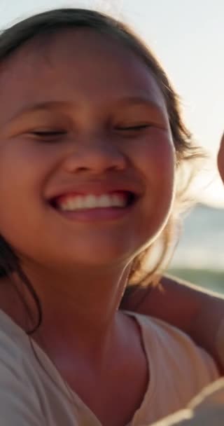 Niño Abrazo Playa Con Amor Primer Plano Apoyo Cuidado Vacaciones — Vídeo de stock