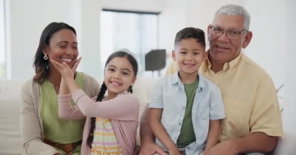 Happy Gezicht Kinderen Met Grootouders Bank Woonkamer Samen Thuis Lachen — Stockvideo