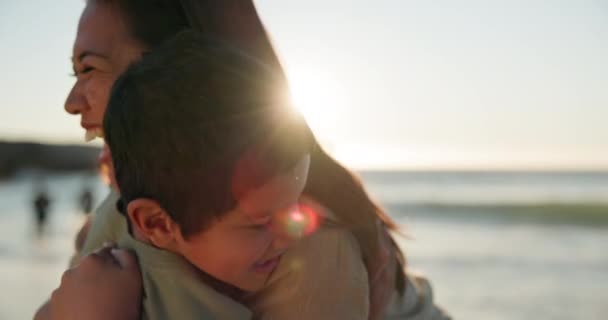 Bambino Abbraccio Spiaggia Con Genitore Sostegno Cura Vacanza Mare Con — Video Stock