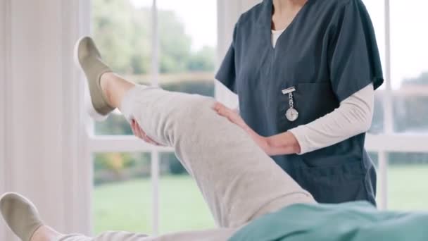 Νοσοκόμα Χέρια Και Πόδια Ασθενούς Στη Φυσιοθεραπεία Για Άσκηση Προπόνηση — Αρχείο Βίντεο