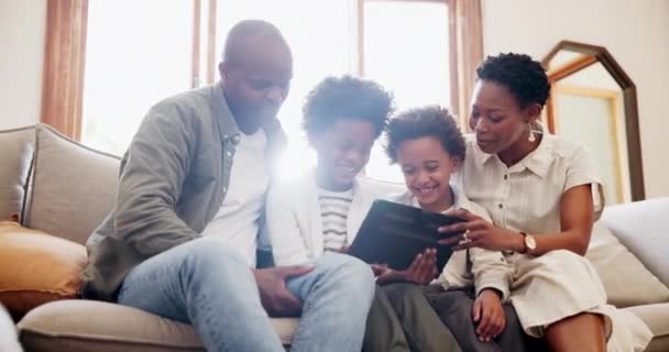 Szczęśliwa Czarna Rodzina Tablet Zrelaksować Się Kanapie Streamingu Online Lub — Wideo stockowe