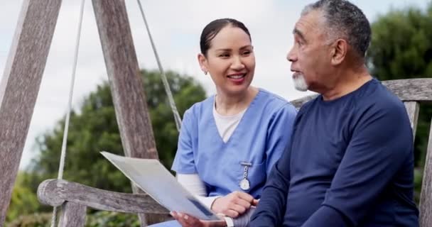 Mujer Feliz Enfermera Documentos Consulta Paciente Senior Banco Del Parque — Vídeos de Stock