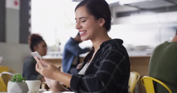 テキスト カフェ 朝食付きの女性 スマートフォン コーヒーショップ モバイル 肖像画 インターネット 週末の飲料 幸福のために笑う — ストック動画