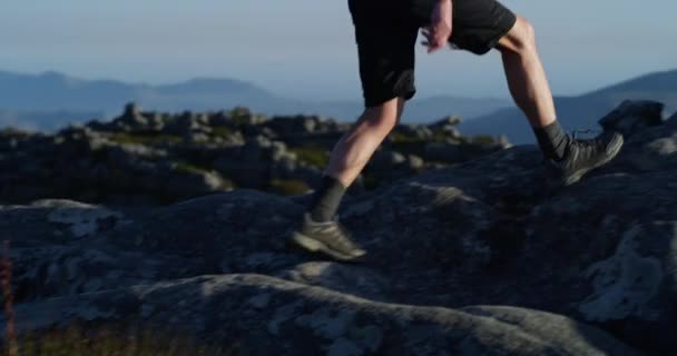 Человек Походы Упражнения Приключений Ноги Пик Горный Топ Рюкзак Турист — стоковое видео