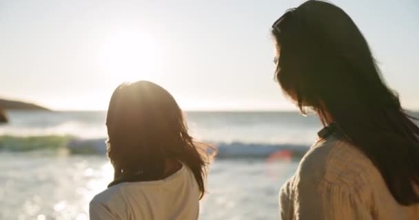 Çocuğum Sırt Üstü Uzan Anne Baba Deniz Kenarında Özgürce Tatil — Stok video