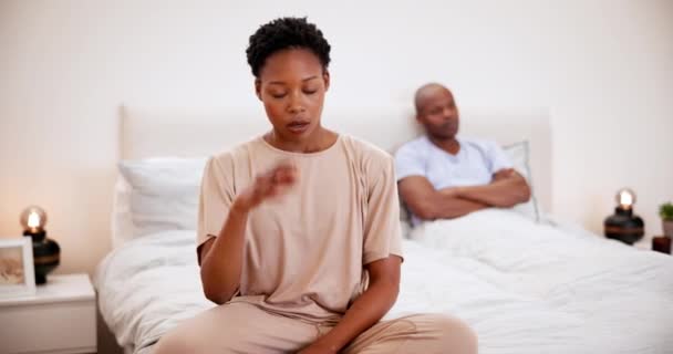 Frustrovaný Stres Černý Pár Ložnici Konflikt Manželský Problém Nebo Rozvod — Stock video