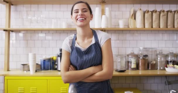 Mujer Feliz Barista Sonrisa Para Café Mostrador Cafetería Restaurante Para — Vídeos de Stock