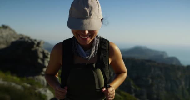 Yürüyüş Dağ Yürüyüşü Doğa Macerasında Yürüyüş Yapan Mutlu Bir Kadın — Stok video