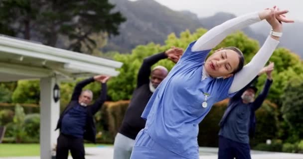 伸展者和老年人在大自然中进行锻炼 晨练和锻炼 以促进和平健康 照顾者 领袖人物和老年人对多样化 健康和退休后的花园感到满意 — 图库视频影像