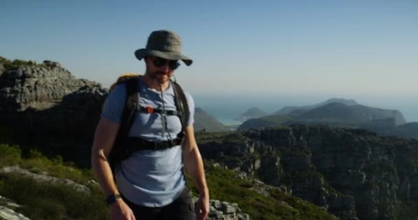 Hombre Excursionista Senderismo Para Hacer Ejercicio Montañismo Pico Aire Libre — Vídeos de Stock