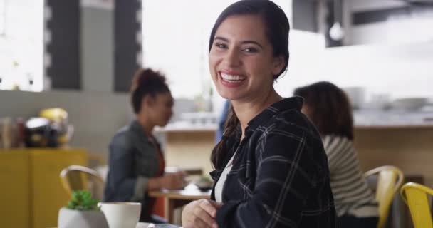 Mujer Feliz Cliente Cafetería Con Cara Cafetería Desayuno Restaurante Disfruta — Vídeos de Stock