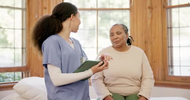 Beratung Alte Frau Und Krankenschwester Mit Tablet Konversation Und Verbindung — Stockvideo