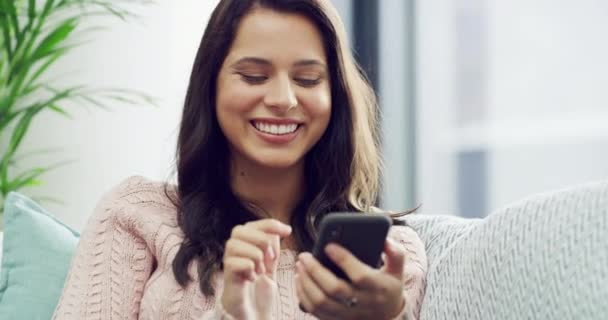 スマートフォン 面白いソーシャルメディアの投稿 モバイルゲーム用のアプリを自宅で入力する女性 ソファーのネットワーク 連絡先 デジタルサブスクリプションのためのミーム 携帯電話 検索インターネット — ストック動画