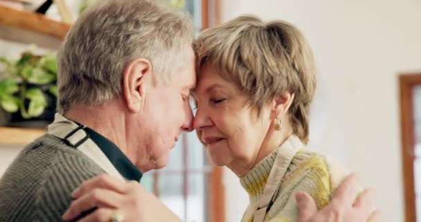Aşk Dans Evde Mutfakta Yaşlı Bir Çift Hafta Sonu Yakınlaşması — Stok video