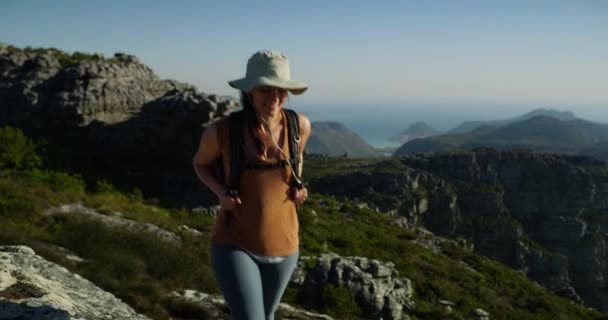 Wandelen Berg Vrouw Wandelen Natuur Avontuur Buiten Verkennen Voor Vakantie — Stockvideo