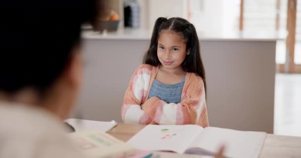 Çocuk Anne Ödevi Öğrenme Yaramaz Davranış Kötü Davranış Çalışma Masasında — Stok video