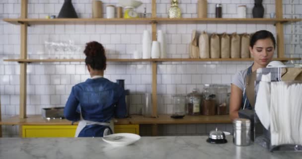 Frau Coffeeshop Und Kellner Arbeitet Bedient Kunden Und Barista Start — Stockvideo
