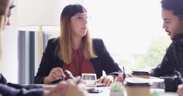 여자와 변호사 비즈니스 사람들과 아이디어 프로젝트 조건에 토론을 계획하는 — 비디오