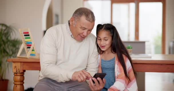 ゲーム ソーシャルメディア またはインターネット ウェブ またはオンラインストリームのための家庭での祖父 少女と電話 シニアマン または一緒に携帯電話 ネットワーク または接続による携帯アプリのためのケアや愛 — ストック動画
