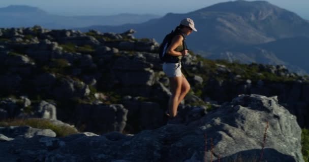 Turistika Cvičení Žena Dobrodružství Horách Příroda Cestování Kopcích Batohem Osoba — Stock video