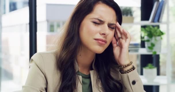 ビジネス女性 および痛み オンラインミス 人材危機のコンピュータへのストレス 片頭痛 給与計算のエラー レポートと計画のための欲求不満を持つ若い労働者 — ストック動画