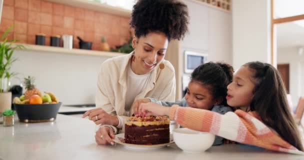 어린이 테이블에 케이크 부엌에서 가족은 집에서 음식과 디저트를 배우고 이야기 — 비디오