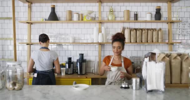 咖啡店 咖啡店 咖啡店 咖啡店 咖啡店 咖啡店 咖啡店 与同事 工人和围裙一起为餐厅 饮料和女服务员提供服务 — 图库视频影像