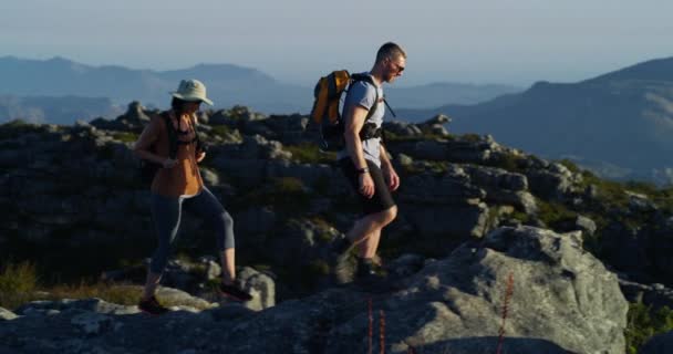 Wandern Fitness Und Paar Auf Dem Gipfel Des Berges Für — Stockvideo