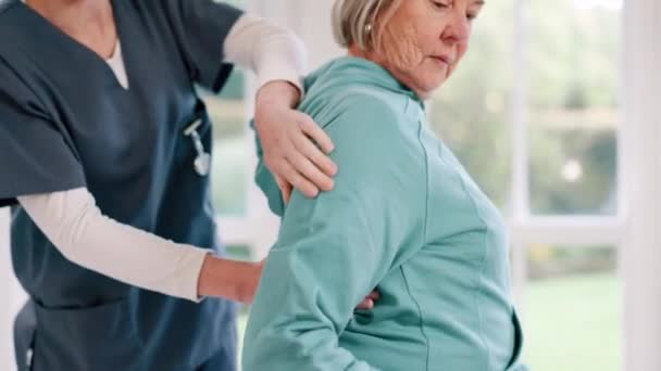 肩の怪我 理学療法 または古い家庭で筋肉を痛めている女性 看護師およびシニア患者 セラピストまたは医師のクローズアップは 自宅での治療における関節痛を持つ成熟した女性の人を助けます — ストック動画