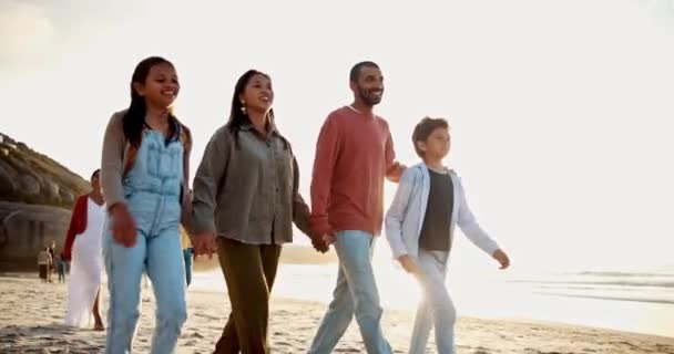 サンセット ウォーキング 家族が一緒に旅行休暇 または週末の旅行のためにビーチで手を握ります 島の熱帯休暇のために海や海で砂の上の夜 — ストック動画