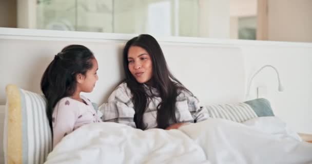 Maminka Dívka Mluvit Posteli Ráno Šťastný Odpočinek Dovolené Sblížení Péče — Stock video