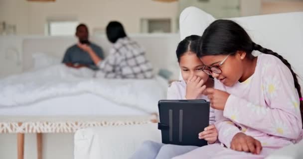 Mädchen Tablet Und Eltern Kämpfen Schlafzimmer Mit Wut Psychischer Gesundheit — Stockvideo