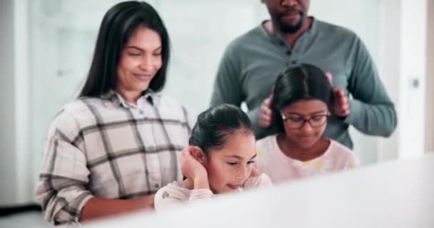 Eltern Mädchen Und Badezimmer Für Haarpflege Unterstützung Und Hygiene Bei — Stockvideo