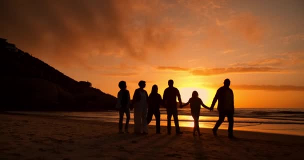 Zachód Słońca Spacery Sylwetka Rodziny Plaży Wakacjach Wakacjach Lub Weekendowej — Wideo stockowe