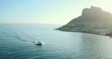 Dağ, şehir ve tekne okyanusta seyahat, macera ve sabah yat nakliyesi için. Cape Town, gemiyle deniz ve tatil yolculuğu tepe, manzara ve ufuk çizgisi ile su üzerinde hareket etmek.