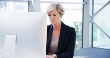 İş kadını, bilgisayarda insan kaynakları ve iş planlaması için daktilo ve okuma yapıyor. Profesyonel patron, olgun CEO ya da masaüstü bilgisayarında maaş analizi yapan yönetici ya da şirket yazılımı.